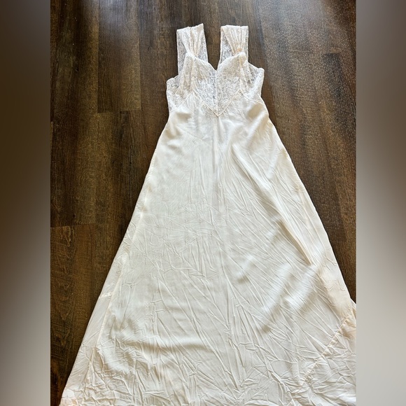 Vintage Women’s Cream colored Nightgown/Slip. Size Small